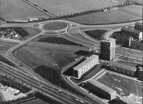 Wijkplatform Leefbaar Vondelkwartier | Rotonde Delftplein 1964 - Beeldcollectie van de gemeente Haarlem